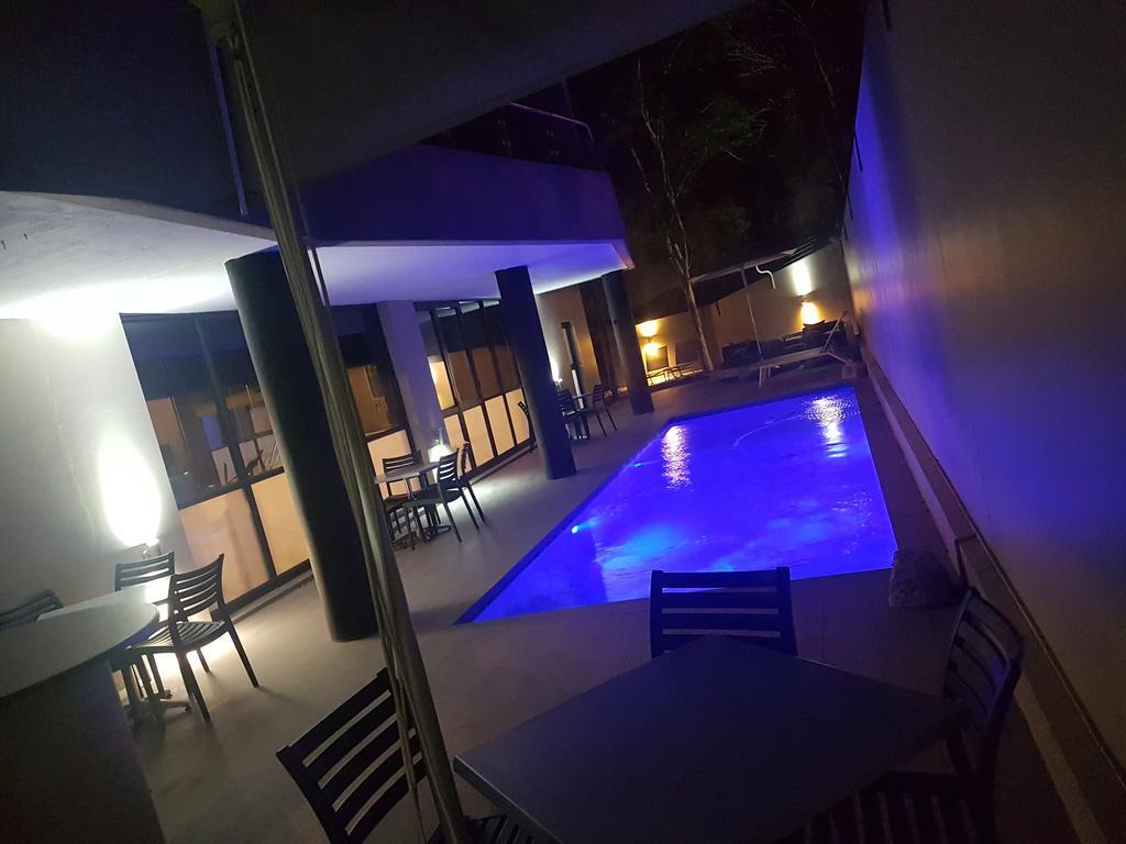 Weom Apartments Sandton Esterno foto
